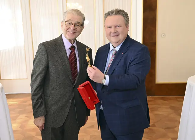Erwin Steinhauer (l.) wurde mit dem Goldenen Rathausmann vom Wiener Bürgermeister Michael Ludwig (SPÖ) ausgezeichnet. | Foto: Stadt Wien / Christian Jobst