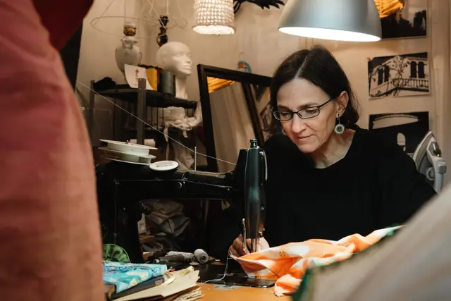Barbara Stölzl arbeitet in ihrem kleinen Geschäft in Graz leidenschaftlich gerne und macht aus alten Stoffen originelle Kleidungsstücke und Lampenschirme. | Foto: Bernd Grosseck