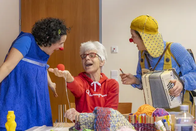 Ein Besuch der Rote-Nasen-Clowns kann in jedem Alter die Resilienz stärken und Stress reduzieren. | Foto: Rote Nasen