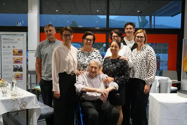 Mehrere Generationen der Familie Neurauter fanden sich zum Jubiläumsfoto in Stams zusammen. | Foto: Neurauter
