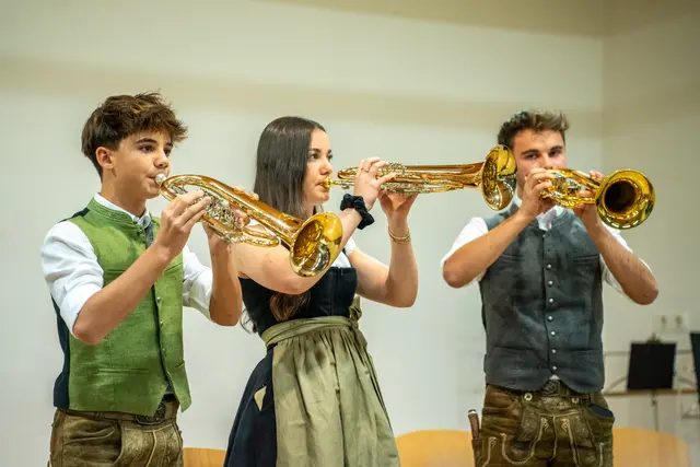 Die Geschwister Rettensteiner, Xaver, Anna und Fritzi (v.li.) begeisterten mit ihren feinen Flügelhornklängen.  | Foto: Maria Astner
