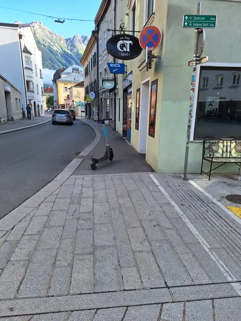 „Wenn man im Rollstuhl unterwegs ist oder einen Kinderwagen schiebt, kann man nicht einfach ausweichen“, schildert Silke Reiter im Gespräch mit MeinBezirk Innsbruck.  | Foto: Reiter