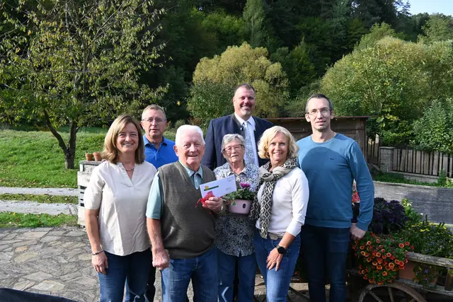 Reinhard &amp; Katharina Wölfl (Sohn &amp; Schwiegertochter),  Anna &amp; Walter Wölfl, Bgm. Bmstr. Ing. Franz Holzer, Andrea Wölfl (Tochter), Jürgen Schreferl (Orstvorsteher) | Foto: Stadtgemeinde Gföhl