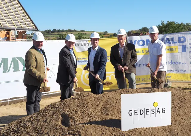 Spatenstich in Bergern. Josef Edlinger (Abgeordneter zum NÖ Landtag), Roman Janacek (Bürgermeister Bergern), Peter Forthuber (Vorstand Gedesag), Andreas Gattermann (Architekturbüro Gattermann), Franz Forster (technische Leitung Mayr Bau) | Foto: GEDESAG
