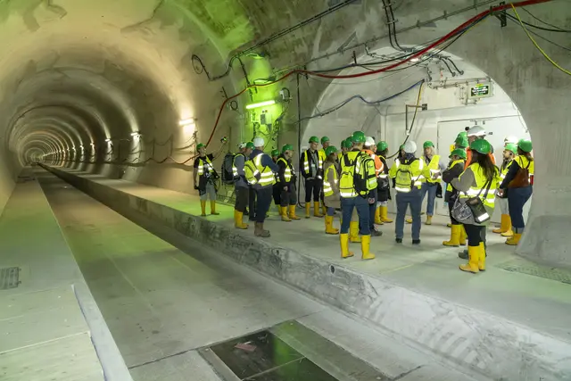 Beim Tunnelportal in Mürzzuschlag: Bei einem Rundgang konnten sich nationale und internationale Pressevertreterinnen und Pressevertreter über den Fortschritt der technischen Ausrüstung ein Bild machen.  | Foto: ÖBB/Zenz
