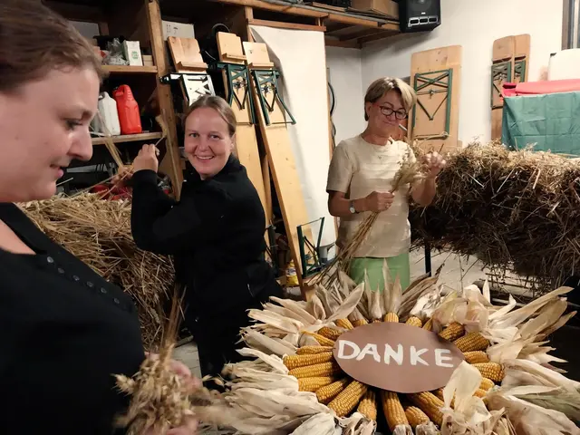 Viele Fleißige Hände beim Erntekrone binden in der Schardenberger Ortschaft Bach.  | Foto: Gruber