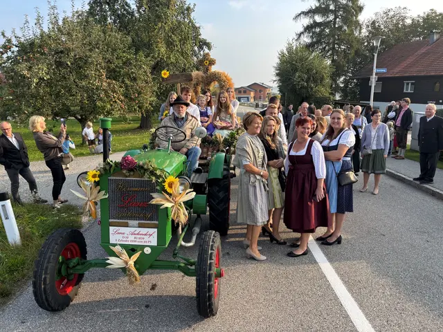 Eine Augenweide beim Festzug: Der Oldtimer Traktor der Marke Lenz von Sepp Prey aus dem Jahr 1939. | Foto: Gruber
