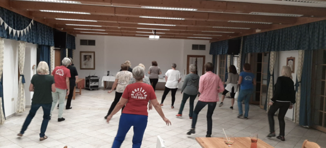 "Die allermeisten sind Frauen", sagt Leiterin Christine Seidl. Bei dieser Tanzart sei das aber kein Problem: "Jeder tanzt alleine, aber in der Gruppe. Das funktioniert in Reihen und Linien." | Foto: Bugfield Line Dance
