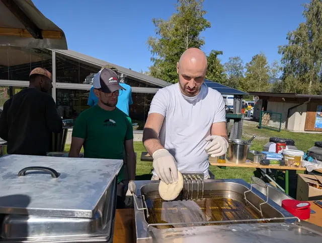 Zeitgleich wird im Zielgelände ordentlich deftig aufgekocht. Kiachl mit Sauerkraut - der Renner des Tages ;-) | Foto: © DFC Fieberbrunn