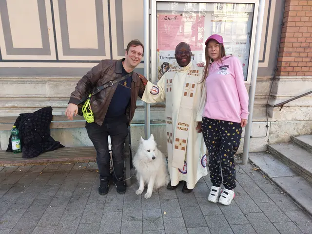 Pater Jean Bosco Tabana Gnombeli segnete die Tiere. | Foto: Frömmel