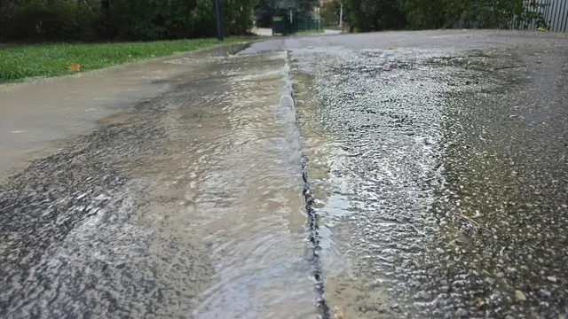 Am Dienstag, 6. Oktober, trat Wasser aus dem Asphalt aus.  | Foto: Bernhard Patzer