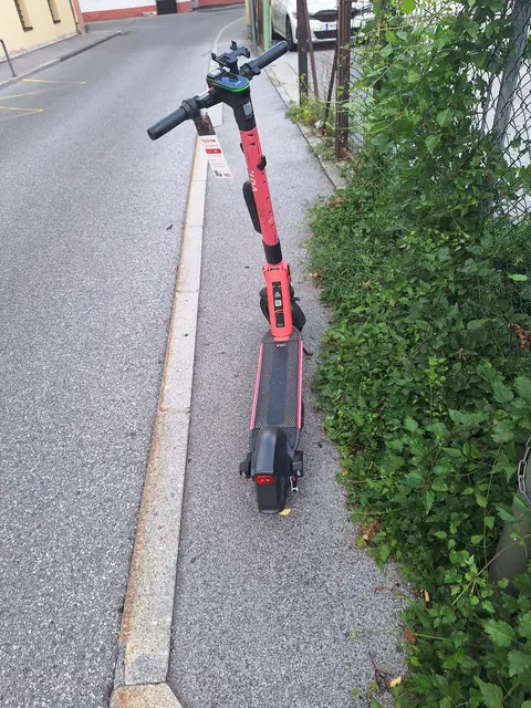 Der Gehweg ist leider sowieso schon beengt. | Foto: Reiter
