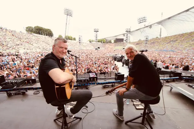 „De Zwa“, hier vor 70.000 Fans als Gabalier-Vorband im Münchner Olympiastadion, gastieren diesen Samstag wieder in Gössendorf. | Foto: De Zwa