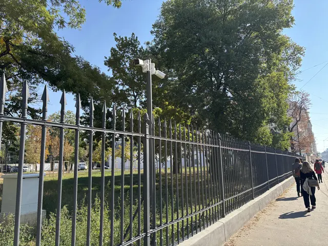 Kameras vor der künftigen katarischen Botschaft im Palais Clam-Gallas filmen auch auf die belebte Währinger Straße. | Foto: Fabian Franz/MeinBezirk
