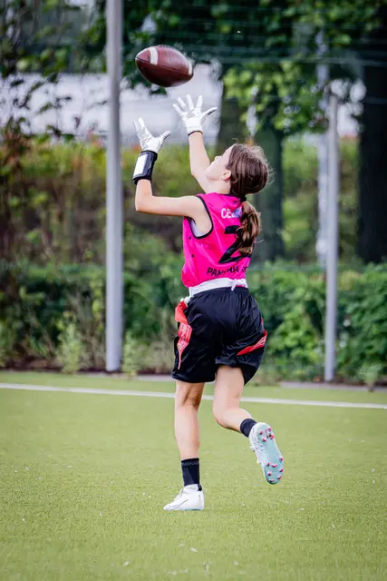 Flagfootball im Zeichen der rosa Schleife steht bei den Pannonia Eagles auf dem Programm.  | Foto: Roman Stoiber Sportfotografie