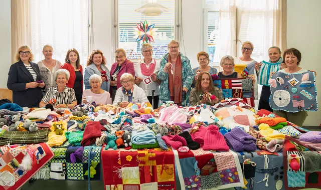 Handarbeiten für den guten Zweck. Im Bild: v.li. stehend Gabriele Rechberger (Frauenschutz-unterkünfte), Daniela Altmann (SWH Liefering), Nihal Demirci (Frauenschutzunterkünfte), Doris Wlczek-Spanring, (BWS), Gundi Stiedel, Herlinde Ramsauer, Regina Gruber, Irmgard Huttecker, Tanja Rohn (alle Handarbeiterinnen), Claudia Lechenauer- Tonis (SWH Lehen), Pera Smiljic , Irmgard Kogler (Handarbeiterinnen), v.li. sitzend: Rosemarie Kronister, Brigitte Weiß, Eva Löchli, Theresia Allmer (alle Handarbeiter:innnen) | Foto: Stadt Salzburg/Alexander Killer