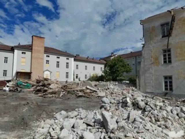 Der Altbestand von Haus 2 wird Schritt für Schritt abgetragen. | Foto: TIROL KLINIKEN/VETTORI/Din A4
