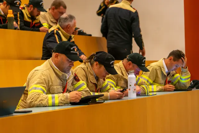 In insgesamt sieben Stationen müssen die Teilnehmerinnen und Teilnehmer ein breites Spektrum an Fachwissen, praktischem Können und Führungskompetenz unter Beweis stellen. | Foto: LFV Tirol/Lukas Lintner, Andreas Schroll