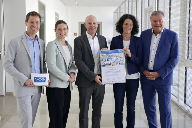 Bildunterschrift: v.l.n.r.: Christian Gratzer, VCÖ, Eva Hackl, Regionalmanagerin ÖBB-Personenverkehr AG, Alexander Freischlager, JKU Vizerektor für Campusentwicklung, Digitalisierung und Nachhaltigkeit, Maria Buchmayr, Leiterin der JKU Stabsstelle für Nachhaltigkeit, und Landesrat Günther Steinkellner | Foto: Land OÖ/Daniel Kauder