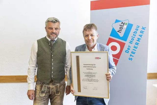 Reinhard Hansmann, Landesinnungsmeister Holzbau, und Prokurist Dominikus Jantscher (r.) von Lieb Bau Weiz  | Foto: WKO Holzbau/Fischer