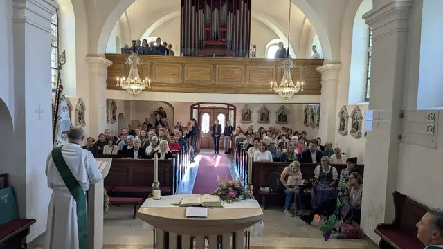 Die Pfarrkirche in Mettersdorf füllte sich bis auf den letzten Platz, als die Pfarrgemeinde den feierlichen Einstand von Diakon Erwin Url feierte. | Foto: Manfred Prisching