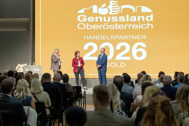 Agrar-Landesrätin Michaela Langer-Weninger überreichte gestern gemeinsam mit Josef Lehner, Geschäftsführer der Genussland-Handelsinitiative, die Genussland-Plakette in Gold an 117 von insgesamt 158 goldenen Handelspartnern.  | Foto: Margot Haag