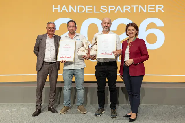 Wurden für die Umsetzung der Genusslandregale geehrt: Andreas Miesbauer und WIlli Hackl von der ALOM-Böhmerwaldwerkstatt. Im Bild l.: Landesrätin und Genussland OÖ Obfrau Michaela Langer-Weninger und Josef Lehner, Geschäftsführer der Genussland-Handelsinitiative (l.). | Foto: Land OÖ/Haag