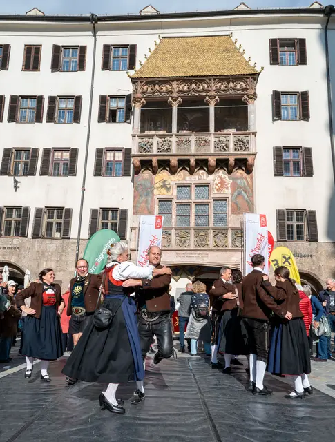 Musik und Tanz vor dem Goldenen Dachl.