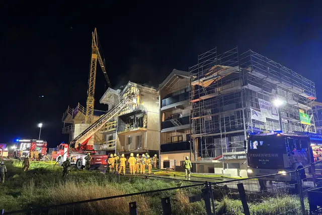 Laut bisherigen Erkenntnissen der Polizei wurden am 5. Oktober im Bereich der Terrasse Flämmarbeiten durchgeführt.  | Foto: Stadtfeuerwehr Kitzbühel