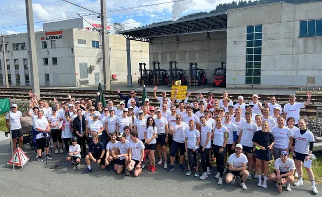 89 Egger-Mitarbeitende legten in drei Stunden beeindruckende 1.445 Kilometer entlang der Oberndorfer Laufrunde zurück. | Foto: Egger