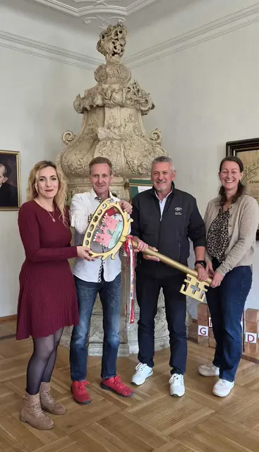V.l.: Miriama Cunderlikova, Jörg Neumann, Bürgermeister Claus Faller und Verena Mößler | Foto: Stadtgemeinde Gmünd