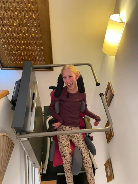 Die Freude über den spendenfinanzierten Treppenlift ist der kleinen Lina aus Lambach ins Gesicht geschriben. | Foto: Scurtu