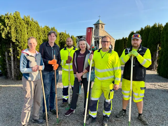 Früh am Morgen wurde am Sigmundsherberger Friedhof angepackt. Mit dabei auch Bürgermeister Franz Göd. | Foto: Markus Kahrer