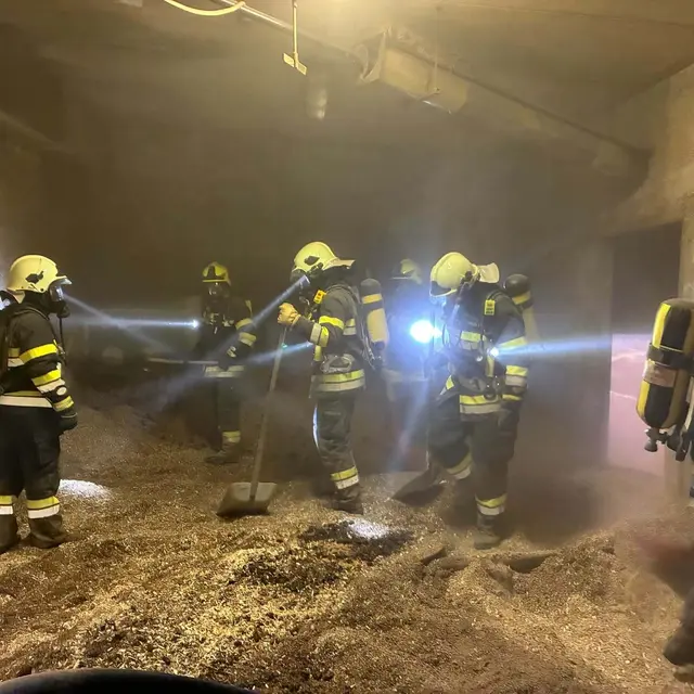 21 Atemschutztrupps waren bei dem Brand im Einsatz. Sie mussten die Hackschnitzel zum Großteil händisch aus dem Lager schaufeln.  | Foto: Feuerwehr Kindberg-Stadt