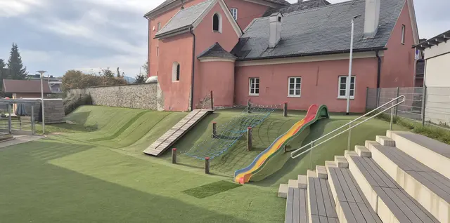 Auf dieser Bewegungsfläche für die Kinder wurde der Kunstrasen verlegt. Die gesamte Fläche ist rund 300 Quadratmeter groß. | Foto: Michaela Auer