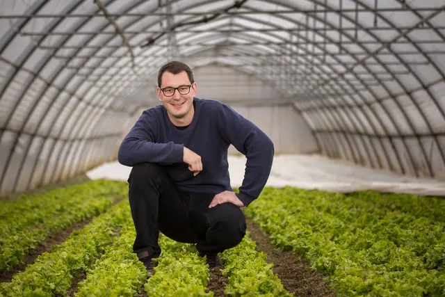 Lukas Schillinger ist ausgebildeter Feldgemüsebaumeister und begleitet die Kulturen von der Aussaat bis zum fertigen Produkt. Entscheidend ist für ihn vor allem eines: verarbeitet wird Gemüse dann, wenn es wirklich reif ist und sein volles Aroma entwickelt hat. | Foto: Flor