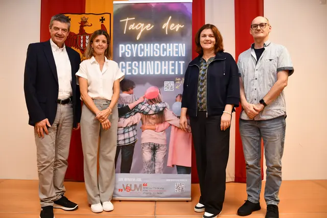Rund 1200 Schülerinnen und Schüler der Tagesschule haben in interaktiven Workshops Informationen und Tipps zu psychischer Gesundheit erhalten: Direktor Wilfried Lercher, Psychologin Daniela Schmid und das Talk-Team der HTL Pinkafeld Evelin Weber-Kröpfl und Robert Göltl | Foto: HTL Pinkafeld/Weinhoffer