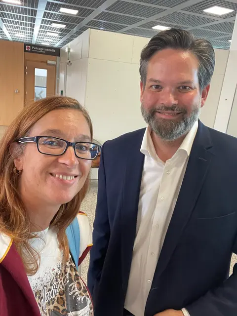 Ankunft in Straßburg: Alexandra Goll traf am Flughafen EU-Abgeordneten Lukas Mandl. | Foto: Alexandra Goll