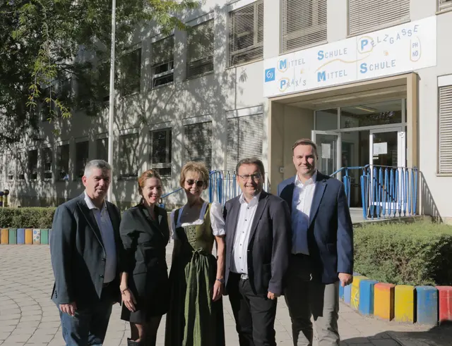 Otto Wolkerstorfer (Leitung Bildung), Bürgermeisterin Carmen Jeitler-Cincelli, Brigitte Gumilar (Direktorin Mittelschule Baden), GR Herbert Dopplinger (Vorsitzender des Mittelschulgemeindeverbandes) und Stadtrat Michael Capek (Bildungsgemeinderat). | Foto: 2026psb/mp