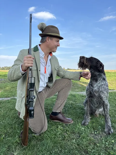 Unzertrennlich: Jagdhund Lupo mit Hundeführer Martin Füreder aus Sipbachzell. | Foto: MeinBezirk