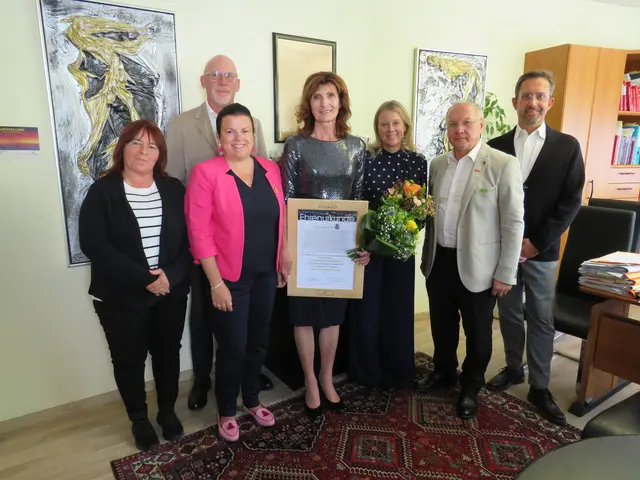 Vier Frauen und drei Männer stehen in einem Raum.