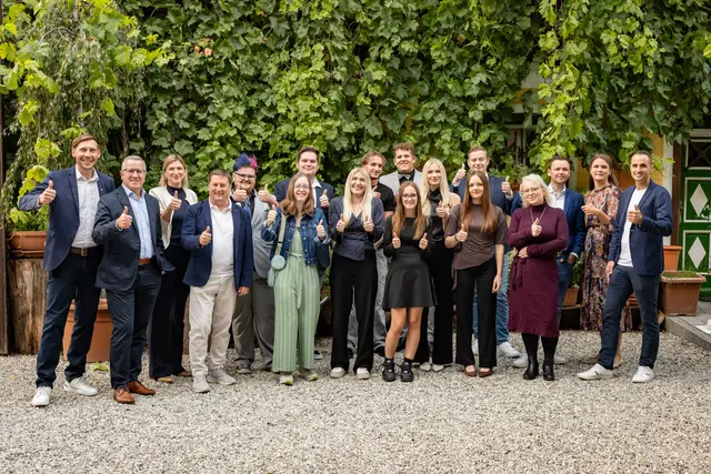 Gemeinsam mit CEO Robert Machtlinger und VP Human Resources Martina Hamedinger feierte das Lehrlingsteam den Erfolg. | Foto: FACC