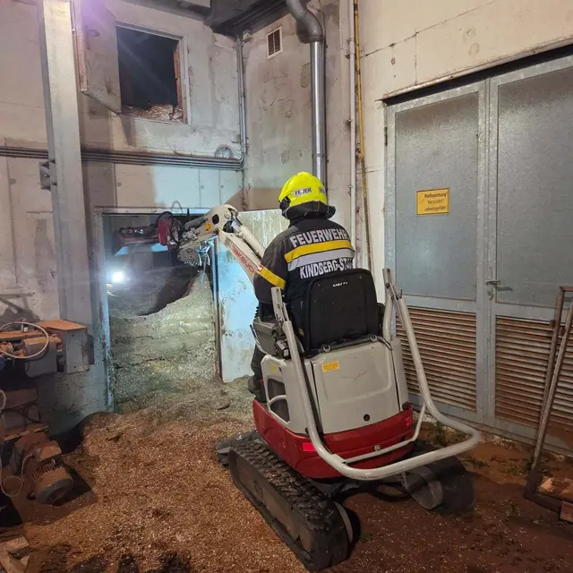 Anschließend wurde das Hackgut mit einem Minibagger aus dem Gefahrenbereich entfernt.  | Foto: Feuerwehr Kindberg-Stadt