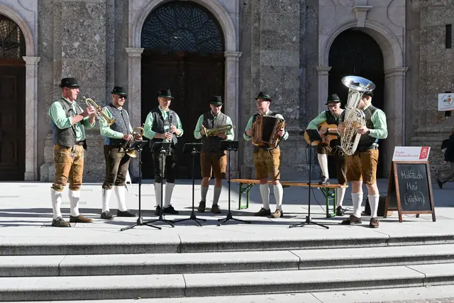 Mehr als 100 Volksmusikensembles treten in der Innsbrucker Innenstadt auf. | Foto: Lucia Königer
