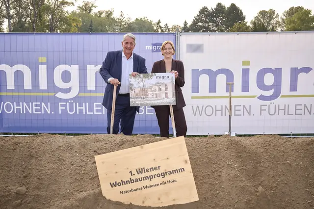 Donaustadt-Bezirksvorsteher Ernst Nevrivy und Wohnbaustadträtin Elke Hanel-Torsch (beide SPÖ) beim Spatenstich. | Foto: StadtWien/Markus Wache