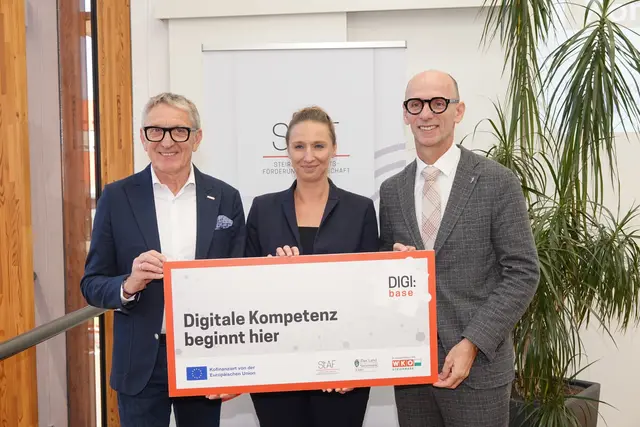 Glückliche Gesichter bei der Präsentation von DIGI:Base (v.l.): Josef Herk (Präsident WKO Steiermark), Tanja Jeschek (Bereichsleiterin Qualifizierung Steirische Arbeitsförderungsgesellschaft StAF), Willibald Ehrenhöfer (Wirtschafts- und Arbeitslandesrat).