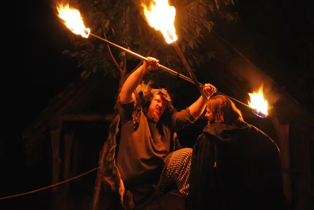 Feurige Zeitreise: Bei der „Nacht der keltischen Feuer“ wird das archäologische Freigelände des MAMUZ Schloss Asparn/Zaya von Fackeln und Lagerfeuern erleuchtet. | Foto: Mamuz