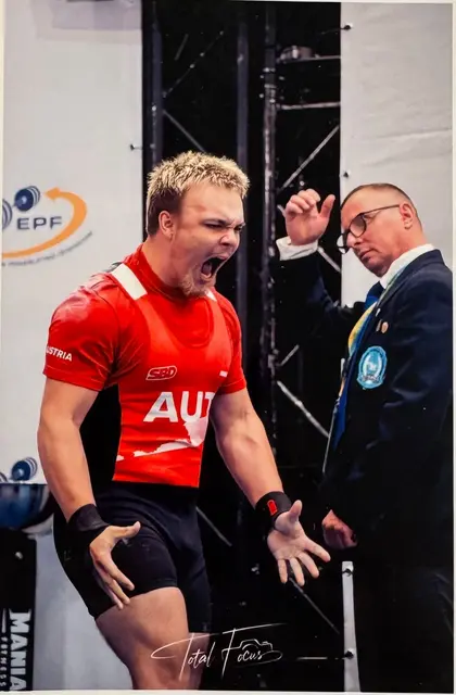 Der junge Bankdrücker Niklas Hutterer aus Wels schafft es immer wieder Limits neu zu setzen und kommt mit Europa- und Weltmeistertitel nach Hause. | Foto: Hutterer