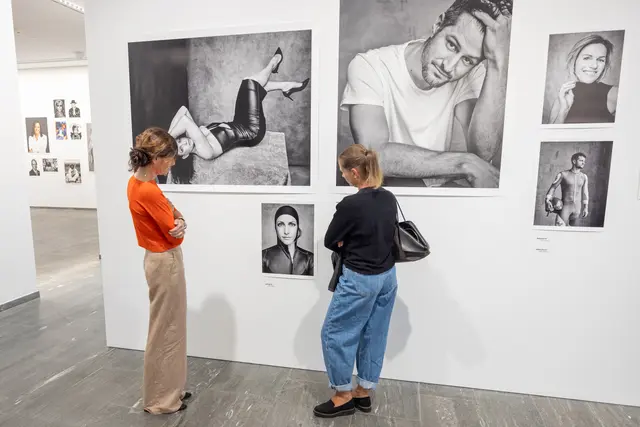Für seine Ausstellung kam Hosch auch nach Innsbruck und fotografierte vier österreichische Sportgrößen neu: die Skilegenden Marlies und Benjamin Raich, Olympiasiegerin Janine Flock und Olympiasieger Johannes Strolz. | Foto: BTV
