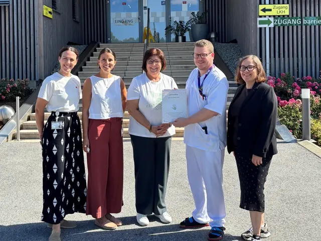 Große Freude über Gold: Veronika Gombotz und Sonja Winkler, beide aus der Stabstelle Qualitätsmanagement und Risikomanagement vom Uniklinikum, Karin Puchner, Standortleiterin der Verwaltung am LKH Weiz, Dominik Tauß, Hygienefachkraft am LKH Weiz, und Heidelinde Bachler, Pflegeleitung LKH Weiz (v. l.)  | Foto: LKH Weiz/Karin Puchner